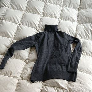 Grey turtleneck sweater 🐢